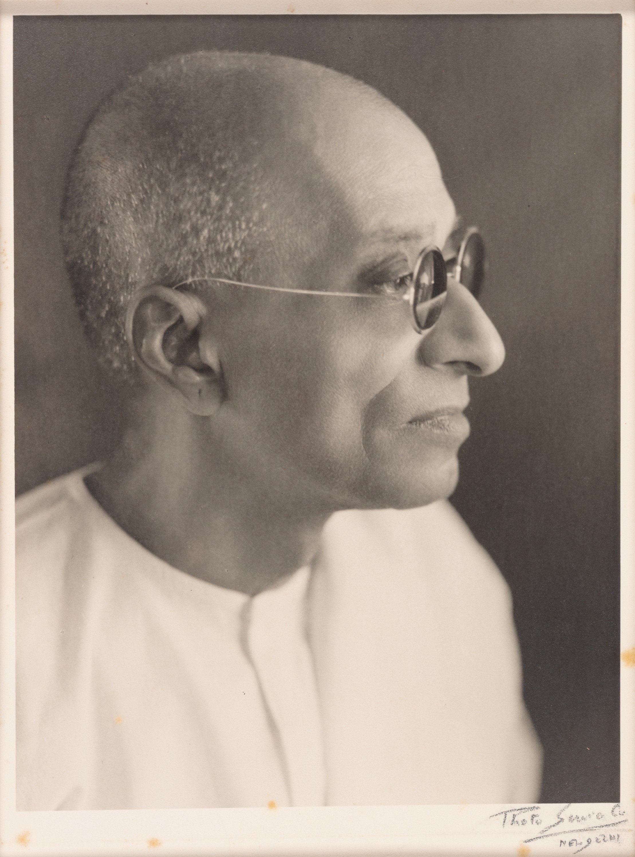 Unidentified photographer